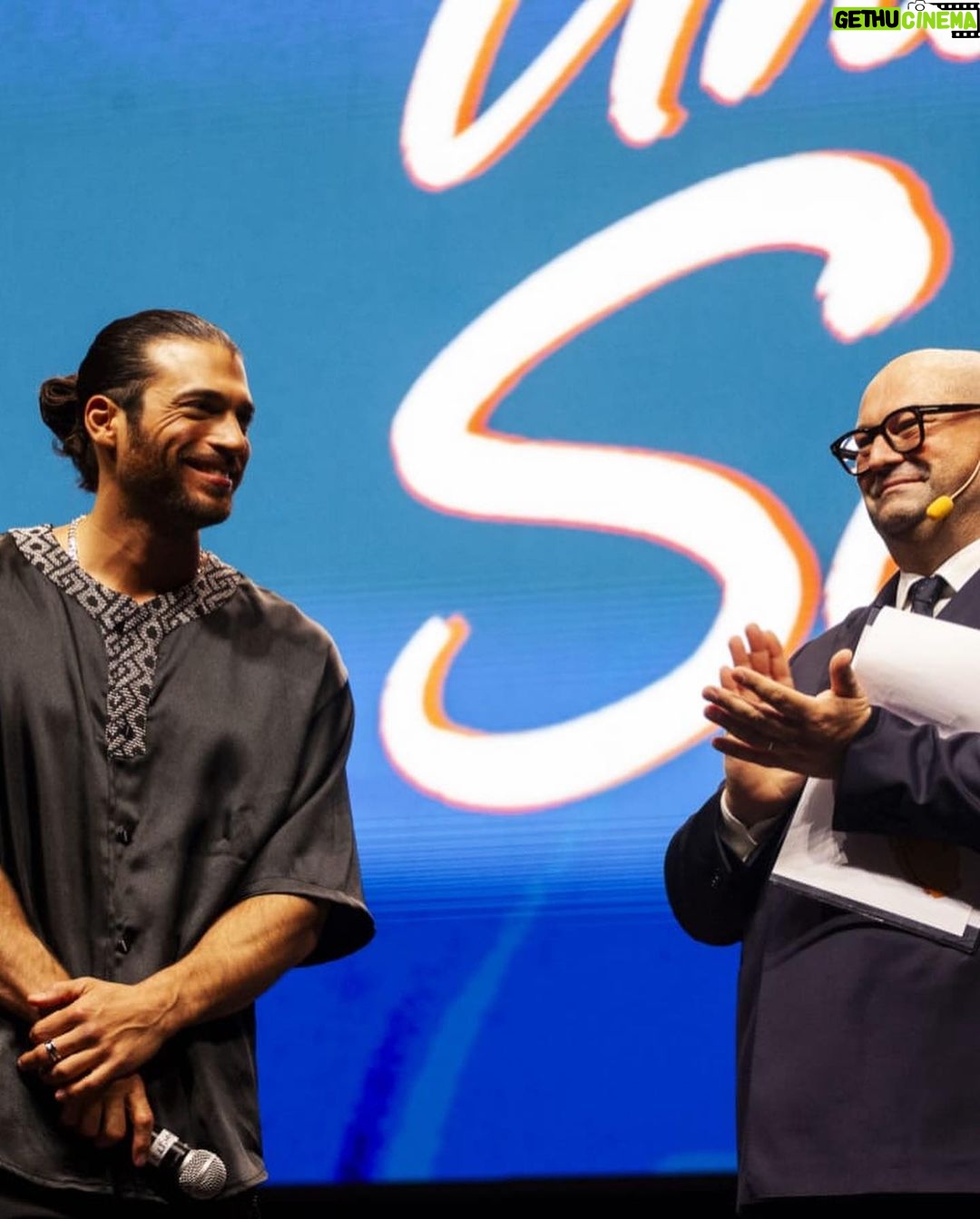 Can Yaman Instagram - Un nuovo riconoscimento per il "Break The Wall Tour" e la @canyamanforchildren durante la presentazione dei vincitori dell'undicesima edizione del bando "Orizzonti Solidali". Ringrazio De Cecco e la fondazione Megamark per l'invito e per il loro costante impegno nel sociale. Un caloroso saluto alla meravigliosa Puglia e alla città di Bari. Lavoriamo su nuovi obiettivi e al nuovo tour, stay tuned!