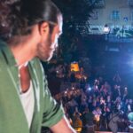 Can Yaman Instagram - Tra un ciak e l’altro in un periodo intenso di riprese, un sabato dedicato a voi. Grazie sempre per la vostra sensibilità e generosità. Posillipo 30.09.2023 @canyamanforchildren #BreakTheWallTour