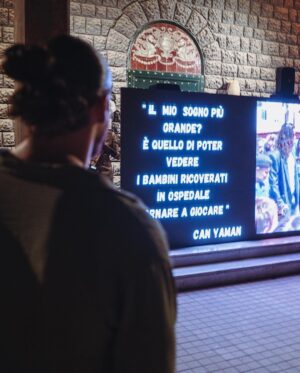 Can Yaman Instagram - Tra un ciak e l’altro in un periodo intenso di riprese, un sabato dedicato a voi. 
Grazie sempre per la vostra sensibilità e generosità.

Posillipo 
30.09.2023

@canyamanforchildren 
#BreakTheWallTour