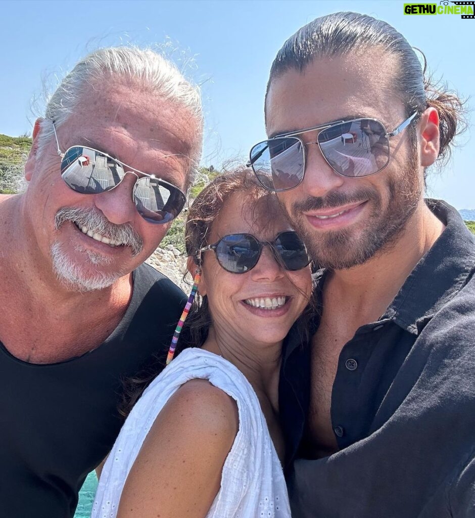 Can Yaman Instagram - It’s so precious to keep finding a smiling family regardless of anything ❤️