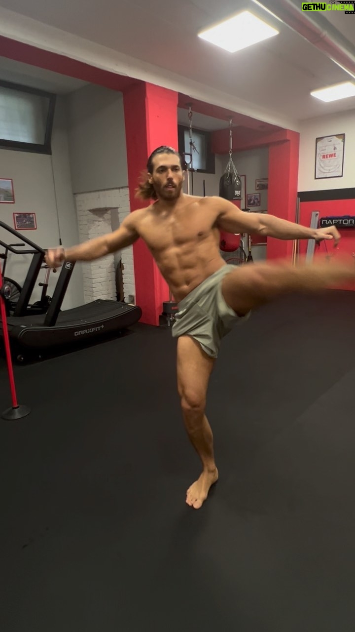 Can Yaman Instagram - Non è vero che non mi piace ballare 🕺
