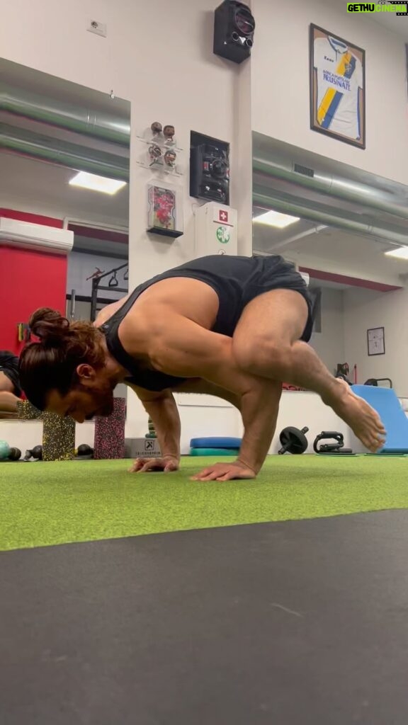 Can Yaman Instagram - Ormai altri livelli 💦 È una posizione yoga direi abbastanza tosta da rimanere fermo 30 secondi per un tipo come me di 100 kg di peso e alto 1.88 😏 L’anno scorso non ce la facevo con tutti i dolori di schiena che avevo, oggi invece ci sono riuscito 🦾