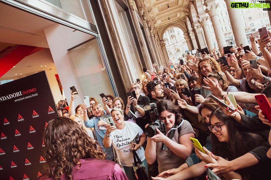 Can Yaman Instagram - Felice ed emozionato di aver incontrato i miei fan durante l'evento organizzato dalla libreria @mondadoriduomo 📖 a Milano. Un libro che ho voluto fortemente per condividere, con tutti voi, il cammino che mi ha portato ad essere l'uomo che sono oggi, andando oltre l'attore 😇 Un ringraziamento speciale va sicuramente a @mondadorielecta, che ha permesso di far diventare realtà tutto questo ✨ #CanYaman #SembraStranoAncheaMe #mondadorielecta #firmacopie #eventi #mondadoriduomo Milano Duomo