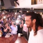 Can Yaman Instagram – Questa volta, grazie alla vostra pazienza e partecipazione, forse abbiamo battuto tutti i record: più di 2000 foto, non so quanti autografi, migliaia di dediche e alla fine, tutti insieme, abbiamo tirato su il Sole … 
Stanchissimi ma felici di tanta condivisione e di tanto affetto.
Amore genera Amore

@canyamanforchildren ✨

Evento in collaborazione con il @policlinico.umberto1 di Roma 

#canyaman #canyamanforchildren
#amoregeneraamore #breakthewalltour
#BreakTheWallTour2023
#adolescenti 
#bambini
#parma
#modena
#reggioemilia
#emiliaromagna