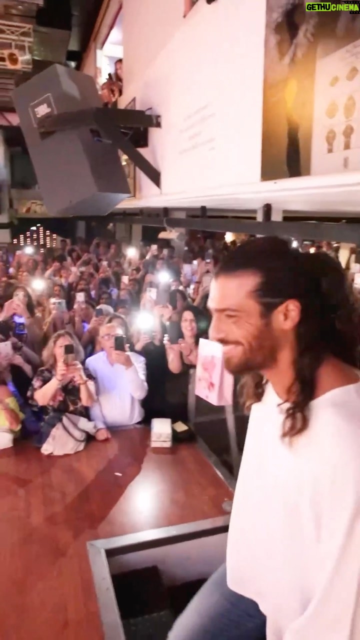 Can Yaman Instagram - Questa volta, grazie alla vostra pazienza e partecipazione, forse abbiamo battuto tutti i record: più di 2000 foto, non so quanti autografi, migliaia di dediche e alla fine, tutti insieme, abbiamo tirato su il Sole ... Stanchissimi ma felici di tanta condivisione e di tanto affetto. Amore genera Amore @canyamanforchildren ✨ Evento in collaborazione con il @policlinico.umberto1 di Roma #canyaman #canyamanforchildren #amoregeneraamore #breakthewalltour #BreakTheWallTour2023 #adolescenti #bambini #parma #modena #reggioemilia #emiliaromagna