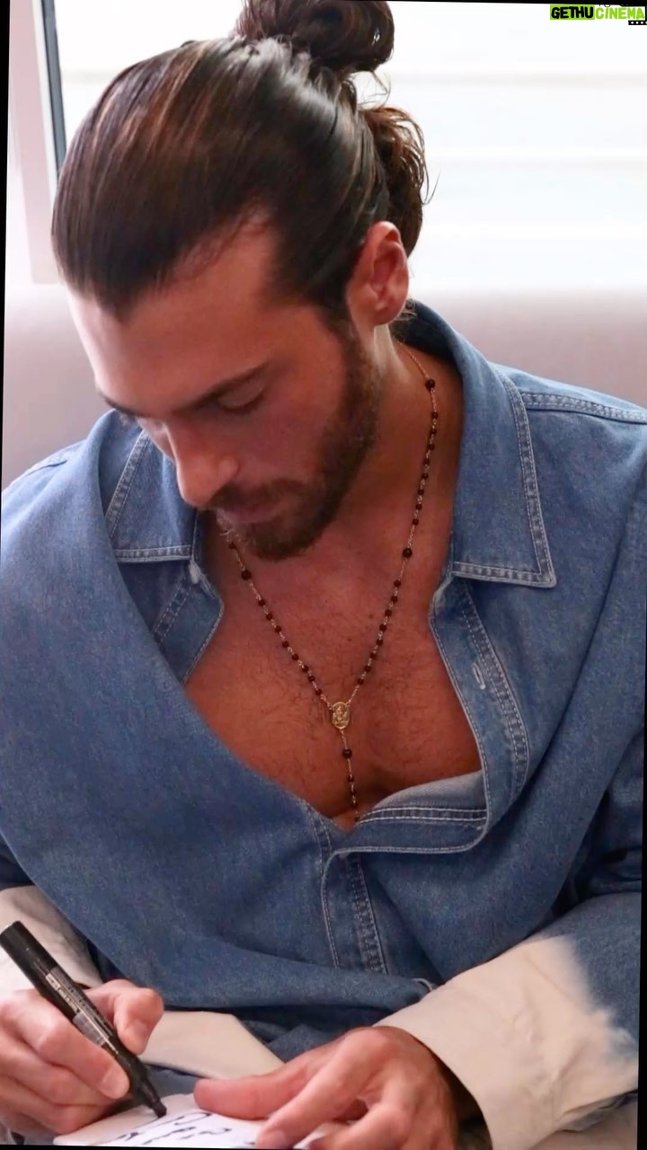 Can Yaman Instagram - Spero che questa giornata di condivisione, amore e allegria possa portare fortuna alla trionfale cavalcata del Napoli. Forza Napoli e viva il bel calcio ✨ #BreakTheWallTour2023 @canyamanforchildren Castellammare di Stabia 📍 Con amore ❤️ Evento in collaborazione con il @policlinico.umberto1 di Roma
Partner tecnici: @mercedesbenzitalia #canyaman #canyamanforchildren #amoregeneraamore #breakthewalltour #adolescenti #campania #castellammaredistabia