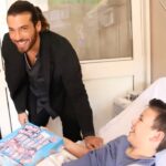 Can Yaman Instagram - In una delle tappe di #BreakTheWallTour2023 ho avuto l’onore di incontrare dei piccoli guerrieri e i loro formidabili genitori. Sono loro che trasmettono forza e speranza… Vi auguro il meglio sempre e per sempre !!! Uno dei momenti più significativi e toccanti della mia vita… Forza leoncini, siamo tutti con voi ! ❤️ @ospedale_santobono Evento in collaborazione con il @policlinico.umberto1 di Roma #canyaman #canyamanforchildren #amoregeneraamore #breakthewalltour #adolescenti #bambini #napoli #campania