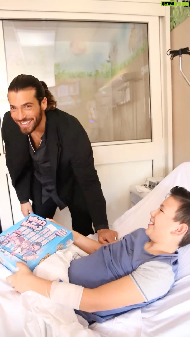 Can Yaman Instagram - In una delle tappe di #BreakTheWallTour2023 ho avuto l’onore di incontrare dei piccoli guerrieri e i loro formidabili genitori. Sono loro che trasmettono forza e speranza… Vi auguro il meglio sempre e per sempre !!! Uno dei momenti più significativi e toccanti della mia vita… Forza leoncini, siamo tutti con voi ! ❤️ @ospedale_santobono Evento in collaborazione con il @policlinico.umberto1 di Roma #canyaman #canyamanforchildren #amoregeneraamore #breakthewalltour #adolescenti #bambini #napoli #campania