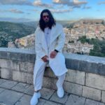 Can Yaman Instagram - Su e giù per le scale Ragusa, Italy