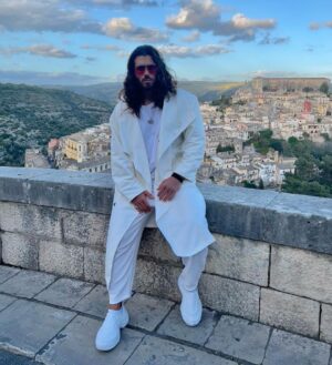 Can Yaman Instagram - Su e giù per le scale