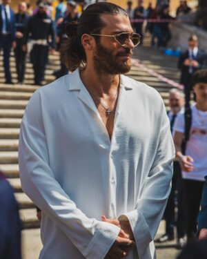 Can Yaman Instagram - Sono molto contento di tornare domani nella mia amata Sicilia.. Si vola a Catania e si parte per Ragusa.. Ci vediamo e ci divertiamo…