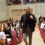 Can Yaman Instagram - Oggi ho avuto modo di conoscere Macerata, una città super ospitale, un posto sospeso nel tempo, mi è sembrata una bomboniera medievale. Le piazze, le fontane, i palazzi antichi e i portici di una bellezza unica. Una città bellissima dove le persone sono educate e gentili e fanno di tutto per farti sentire accolto. Proprio così, mi sono sentito a casa, mi sono sentito un cittadino di Macerata e per questo vi ringrazio dal più profondo del cuore e vi prometto che tornerò presto. Grazie