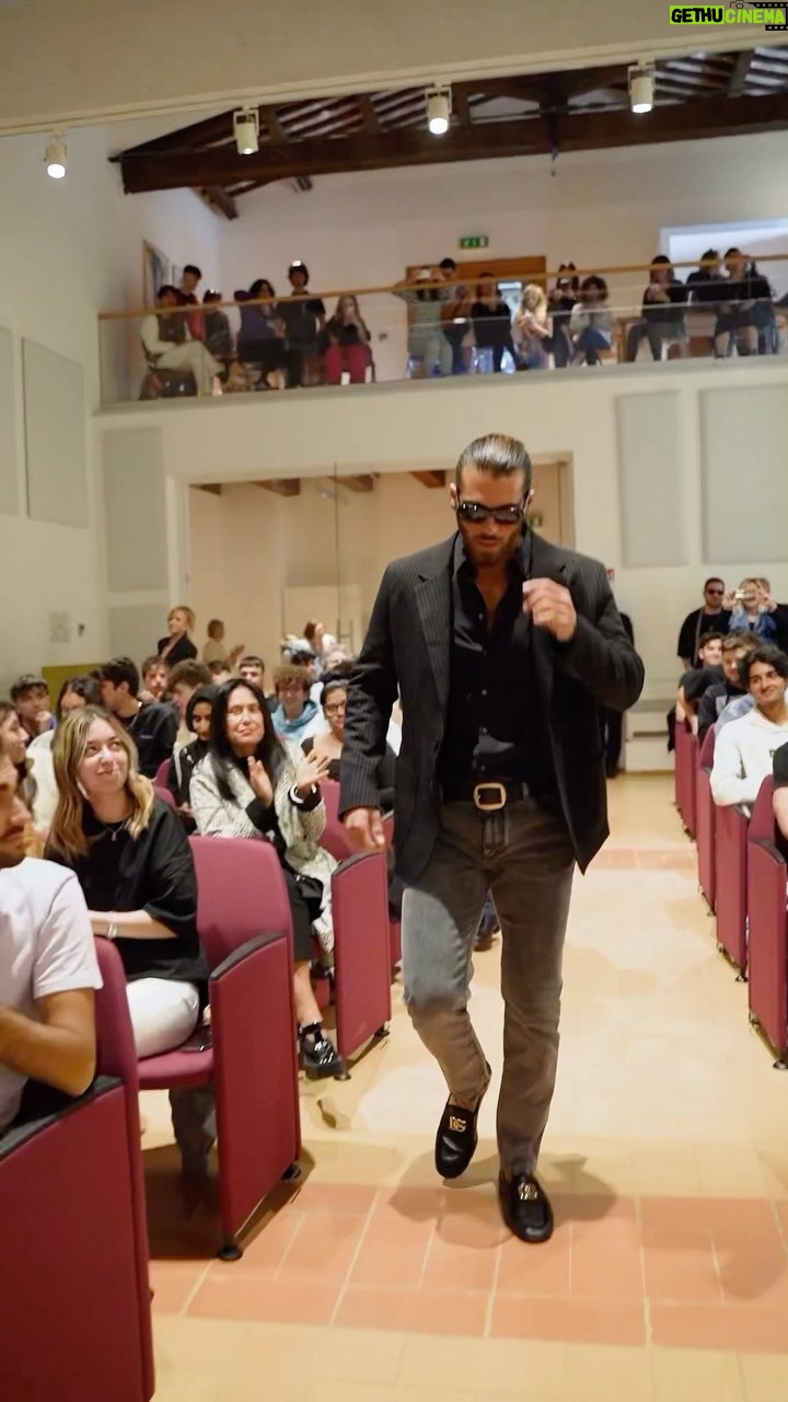 Can Yaman - 460.1K Likes - Oggi ho avuto modo di conoscere Macerata, una città super ospitale, un posto sospeso nel tempo, mi è sembrata una bomboniera medievale. Le piazze, le fontane, i palazzi antichi e i portici di una bellezza unica. Una città bellissima dove le persone sono educate e gentili e fanno di tutto per farti sentire accolto.
Proprio così, mi sono sentito a casa, mi sono sentito un cittadino di Macerata e per questo vi ringrazio dal più profondo del cuore e vi prometto che tornerò presto.
Grazie