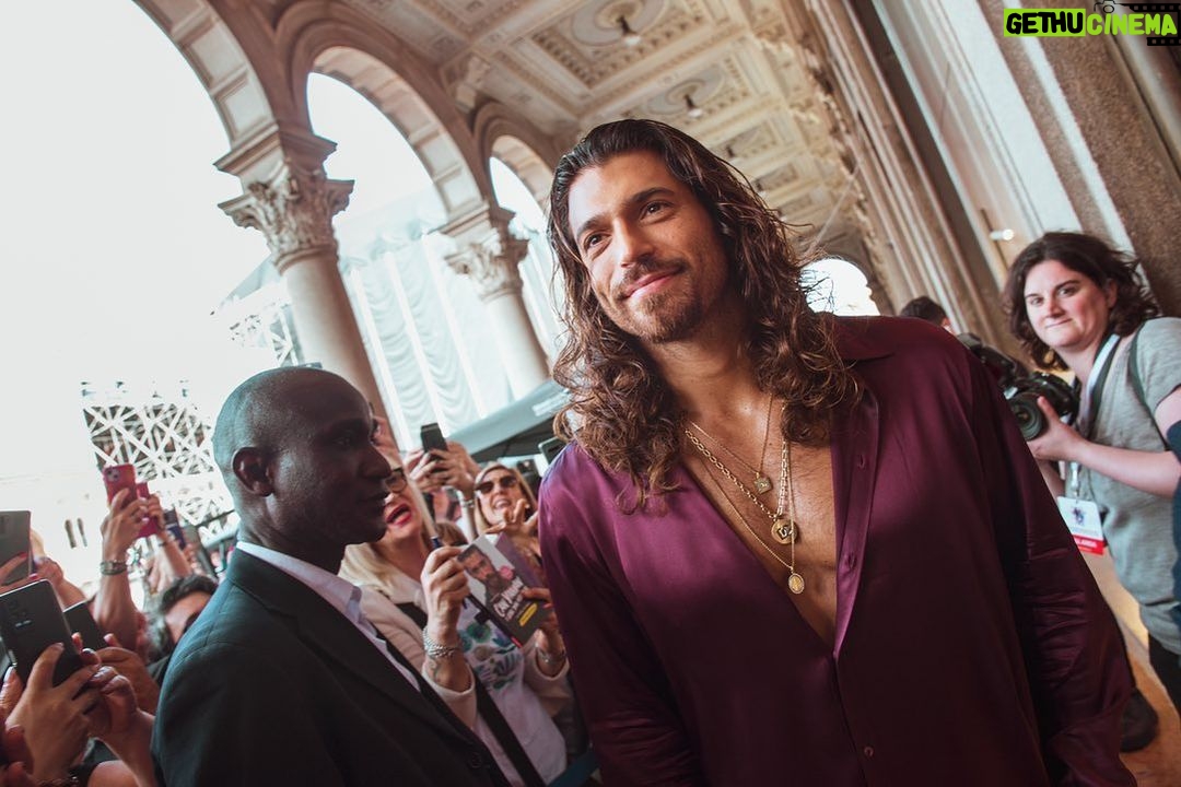 Can Yaman Instagram - Felice ed emozionato di aver incontrato i miei fan durante l'evento organizzato dalla libreria @mondadoriduomo 📖 a Milano. Un libro che ho voluto fortemente per condividere, con tutti voi, il cammino che mi ha portato ad essere l'uomo che sono oggi, andando oltre l'attore 😇 Un ringraziamento speciale va sicuramente a @mondadorielecta, che ha permesso di far diventare realtà tutto questo ✨ #CanYaman #SembraStranoAncheaMe #mondadorielecta #firmacopie #eventi #mondadoriduomo Milano Duomo