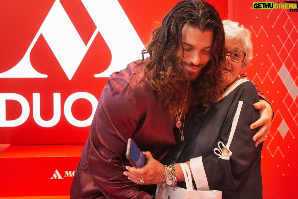 Can Yaman Instagram - Felice ed emozionato di aver incontrato i miei fan durante l'evento organizzato dalla libreria @mondadoriduomo 📖 a Milano. Un libro che ho voluto fortemente per condividere, con tutti voi, il cammino che mi ha portato ad essere l'uomo che sono oggi, andando oltre l'attore 😇 Un ringraziamento speciale va sicuramente a @mondadorielecta, che ha permesso di far diventare realtà tutto questo ✨ #CanYaman #SembraStranoAncheaMe #mondadorielecta #firmacopie #eventi #mondadoriduomo Milano Duomo