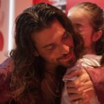 Can Yaman Instagram - Felice ed emozionato di aver incontrato i miei fan durante l'evento organizzato dalla libreria @mondadoriduomo 📖 a Milano. Un libro che ho voluto fortemente per condividere, con tutti voi, il cammino che mi ha portato ad essere l'uomo che sono oggi, andando oltre l'attore 😇 Un ringraziamento speciale va sicuramente a @mondadorielecta, che ha permesso di far diventare realtà tutto questo ✨ #CanYaman #SembraStranoAncheaMe #mondadorielecta #firmacopie #eventi #mondadoriduomo Milano Duomo
