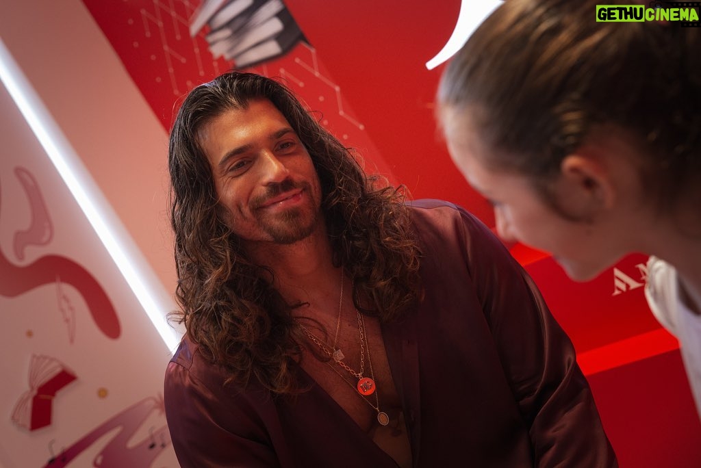 Can Yaman Instagram - Felice ed emozionato di aver incontrato i miei fan durante l'evento organizzato dalla libreria @mondadoriduomo 📖 a Milano. Un libro che ho voluto fortemente per condividere, con tutti voi, il cammino che mi ha portato ad essere l'uomo che sono oggi, andando oltre l'attore 😇 Un ringraziamento speciale va sicuramente a @mondadorielecta, che ha permesso di far diventare realtà tutto questo ✨ #CanYaman #SembraStranoAncheaMe #mondadorielecta #firmacopie #eventi #mondadoriduomo Milano Duomo