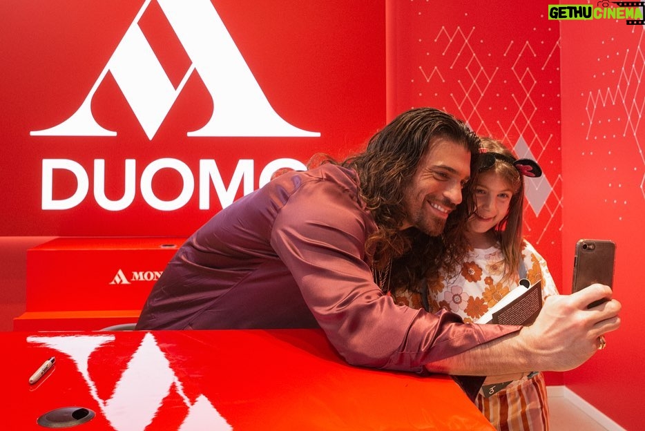Can Yaman Instagram - Felice ed emozionato di aver incontrato i miei fan durante l'evento organizzato dalla libreria @mondadoriduomo 📖 a Milano. Un libro che ho voluto fortemente per condividere, con tutti voi, il cammino che mi ha portato ad essere l'uomo che sono oggi, andando oltre l'attore 😇 Un ringraziamento speciale va sicuramente a @mondadorielecta, che ha permesso di far diventare realtà tutto questo ✨ #CanYaman #SembraStranoAncheaMe #mondadorielecta #firmacopie #eventi #mondadoriduomo Milano Duomo