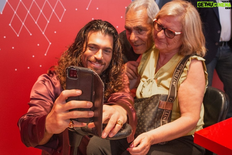 Can Yaman Instagram - Felice ed emozionato di aver incontrato i miei fan durante l'evento organizzato dalla libreria @mondadoriduomo 📖 a Milano. Un libro che ho voluto fortemente per condividere, con tutti voi, il cammino che mi ha portato ad essere l'uomo che sono oggi, andando oltre l'attore 😇 Un ringraziamento speciale va sicuramente a @mondadorielecta, che ha permesso di far diventare realtà tutto questo ✨ #CanYaman #SembraStranoAncheaMe #mondadorielecta #firmacopie #eventi #mondadoriduomo Milano Duomo