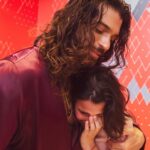 Can Yaman Instagram - Felice ed emozionato di aver incontrato i miei fan durante l'evento organizzato dalla libreria @mondadoriduomo 📖 a Milano. Un libro che ho voluto fortemente per condividere, con tutti voi, il cammino che mi ha portato ad essere l'uomo che sono oggi, andando oltre l'attore 😇 Un ringraziamento speciale va sicuramente a @mondadorielecta, che ha permesso di far diventare realtà tutto questo ✨ #CanYaman #SembraStranoAncheaMe #mondadorielecta #firmacopie #eventi #mondadoriduomo Milano Duomo