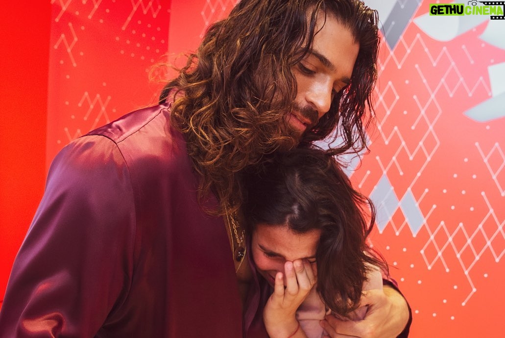 Can Yaman Instagram - Felice ed emozionato di aver incontrato i miei fan durante l'evento organizzato dalla libreria @mondadoriduomo 📖 a Milano. Un libro che ho voluto fortemente per condividere, con tutti voi, il cammino che mi ha portato ad essere l'uomo che sono oggi, andando oltre l'attore 😇 Un ringraziamento speciale va sicuramente a @mondadorielecta, che ha permesso di far diventare realtà tutto questo ✨ #CanYaman #SembraStranoAncheaMe #mondadorielecta #firmacopie #eventi #mondadoriduomo Milano Duomo