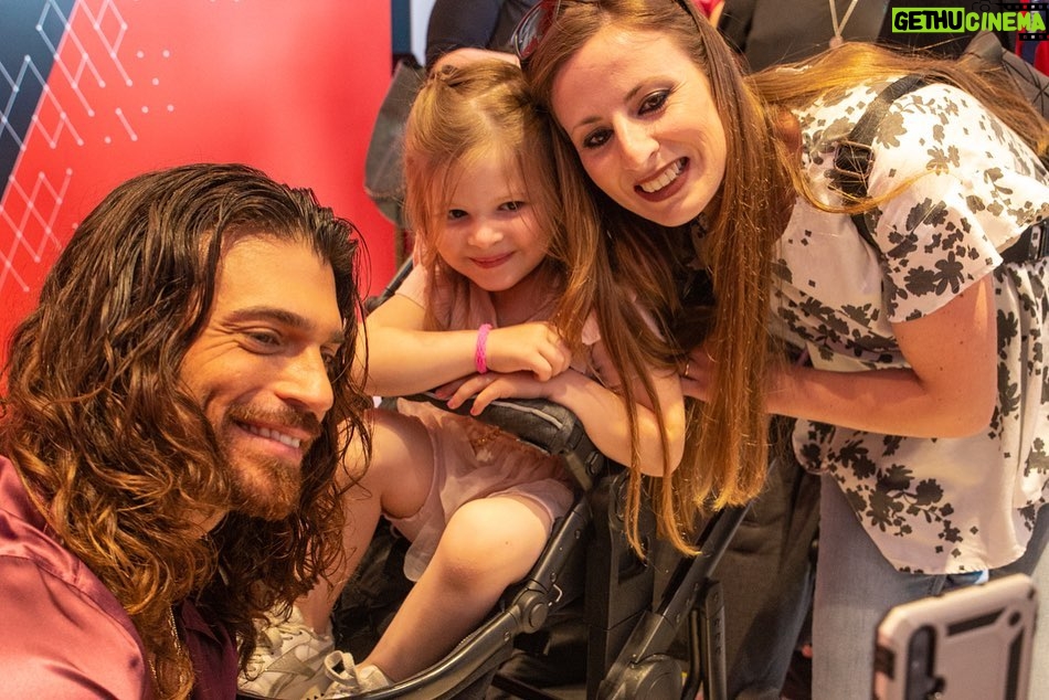 Can Yaman Instagram - Felice ed emozionato di aver incontrato i miei fan durante l'evento organizzato dalla libreria @mondadoriduomo 📖 a Milano. Un libro che ho voluto fortemente per condividere, con tutti voi, il cammino che mi ha portato ad essere l'uomo che sono oggi, andando oltre l'attore 😇 Un ringraziamento speciale va sicuramente a @mondadorielecta, che ha permesso di far diventare realtà tutto questo ✨ #CanYaman #SembraStranoAncheaMe #mondadorielecta #firmacopie #eventi #mondadoriduomo Milano Duomo