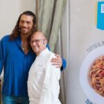 Can Yaman Instagram - Grazie Heinz Beck @heinzbecklapergola e De Cecco @dececco_pasta per avermi permesso di comprendere a fondo cosa vuol dire mangiare sano 🍝 Devo dire che in cucina è bravo anche Heinz 😅😂🙏 Grazie a tutti voi che avete dimostrato come al solito un calore enorme ♥️ Mai abbassare la guardia per la salute del nostro futuro 🤝 @canyamanforchildren #BreakTheWallTour2023 😇 #canyamanforchildren #breakthewalltour #adolescenti #Fiuggi #AllaDeCecco #dececcopasta #alimentazionesana #nutrizioneconsapevole