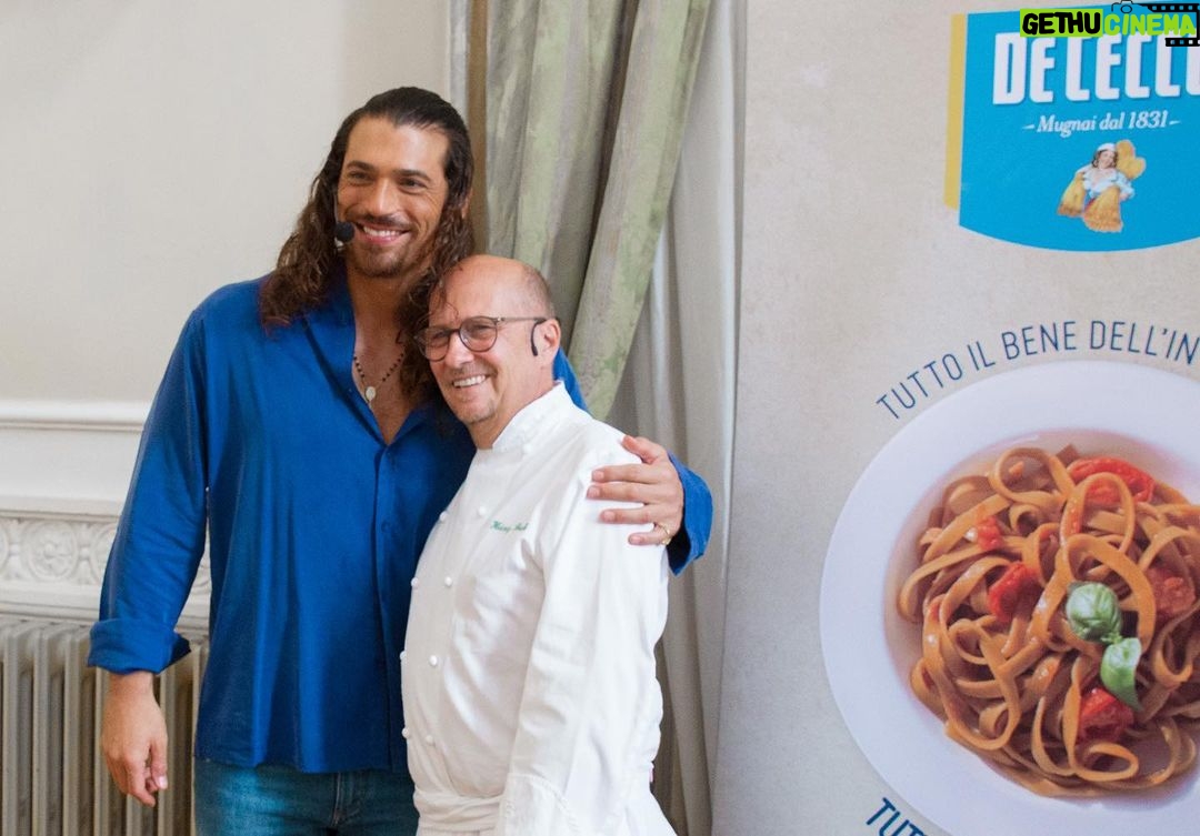Can Yaman Instagram - Grazie Heinz Beck @heinzbecklapergola e De Cecco @dececco_pasta per avermi permesso di comprendere a fondo cosa vuol dire mangiare sano π Devo dire che in cucina Γ¨ bravo anche Heinz π
ππ Grazie a tutti voi che avete dimostrato come al solito un calore enorme β₯οΈ Mai abbassare la guardia per la salute del nostro futuro π€ @canyamanforchildren #BreakTheWallTour2023 π #canyamanforchildren #breakthewalltour #adolescenti #Fiuggi #AllaDeCecco #dececcopasta #alimentazionesana #nutrizioneconsapevole