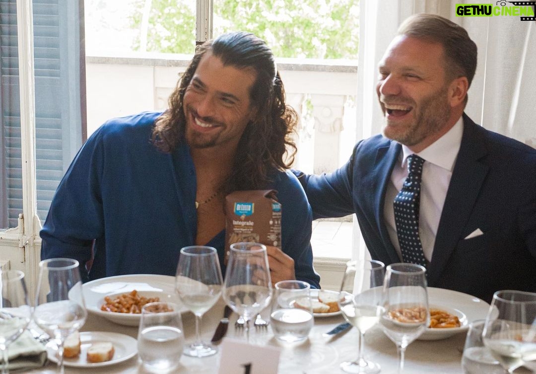 Can Yaman Instagram - Grazie Heinz Beck @heinzbecklapergola e De Cecco @dececco_pasta per avermi permesso di comprendere a fondo cosa vuol dire mangiare sano π Devo dire che in cucina Γ¨ bravo anche Heinz π
ππ Grazie a tutti voi che avete dimostrato come al solito un calore enorme β₯οΈ Mai abbassare la guardia per la salute del nostro futuro π€ @canyamanforchildren #BreakTheWallTour2023 π #canyamanforchildren #breakthewalltour #adolescenti #Fiuggi #AllaDeCecco #dececcopasta #alimentazionesana #nutrizioneconsapevole