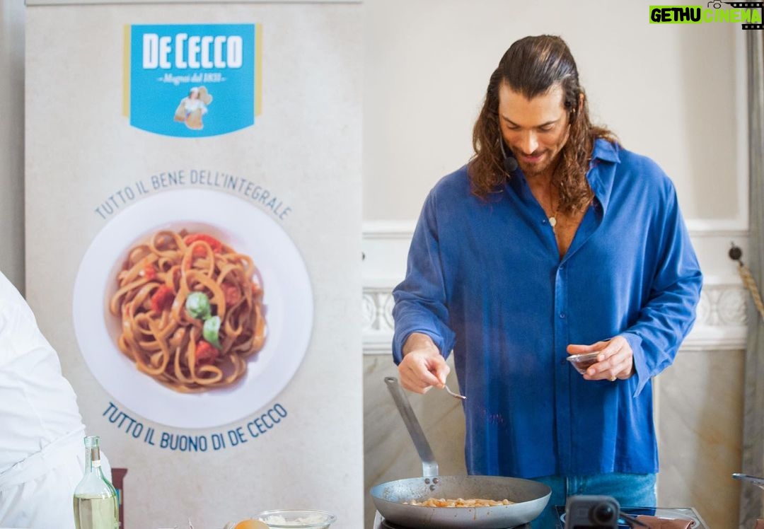 Can Yaman Instagram - Grazie Heinz Beck @heinzbecklapergola e De Cecco @dececco_pasta per avermi permesso di comprendere a fondo cosa vuol dire mangiare sano π Devo dire che in cucina Γ¨ bravo anche Heinz π
ππ Grazie a tutti voi che avete dimostrato come al solito un calore enorme β₯οΈ Mai abbassare la guardia per la salute del nostro futuro π€ @canyamanforchildren #BreakTheWallTour2023 π #canyamanforchildren #breakthewalltour #adolescenti #Fiuggi #AllaDeCecco #dececcopasta #alimentazionesana #nutrizioneconsapevole