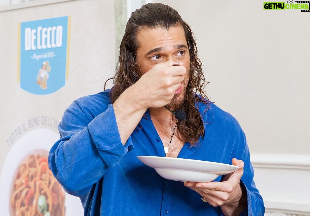 Can Yaman Instagram - Grazie Heinz Beck @heinzbecklapergola e De Cecco @dececco_pasta per avermi permesso di comprendere a fondo cosa vuol dire mangiare sano π Devo dire che in cucina Γ¨ bravo anche Heinz π
ππ Grazie a tutti voi che avete dimostrato come al solito un calore enorme β₯οΈ Mai abbassare la guardia per la salute del nostro futuro π€ @canyamanforchildren #BreakTheWallTour2023 π #canyamanforchildren #breakthewalltour #adolescenti #Fiuggi #AllaDeCecco #dececcopasta #alimentazionesana #nutrizioneconsapevole