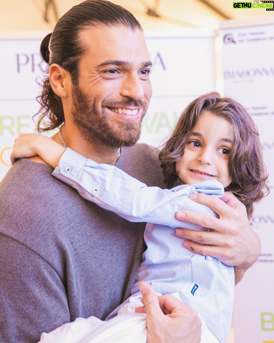 Can Yaman Instagram - Nella splendida location di Torre Giulia a Cerignola una sfilata di giovanissimi fan ha riempito i nostri cuori di gioia e allegria, grazie piccoli amici siamo qui per voi! Grazie ancora per il supporto a @primadonnacollectionofficial e @mercedesbenzitalia Evento in collaborazione con @policlinico.umberto1 di Roma @canyamanforchildren #breakthewalltour #breakthewalltour2023 #adolescenti #Puglia