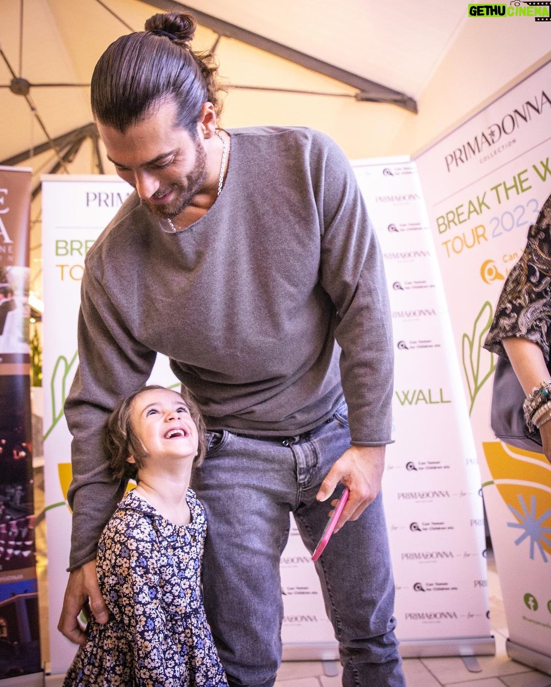 Can Yaman Instagram - Nella splendida location di Torre Giulia a Cerignola una sfilata di giovanissimi fan ha riempito i nostri cuori di gioia e allegria, grazie piccoli amici siamo qui per voi! Grazie ancora per il supporto a @primadonnacollectionofficial e @mercedesbenzitalia Evento in collaborazione con @policlinico.umberto1 di Roma @canyamanforchildren #breakthewalltour #breakthewalltour2023 #adolescenti #Puglia
