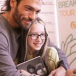 Can Yaman Instagram - Nella splendida location di Torre Giulia a Cerignola una sfilata di giovanissimi fan ha riempito i nostri cuori di gioia e allegria, grazie piccoli amici siamo qui per voi! Grazie ancora per il supporto a @primadonnacollectionofficial e @mercedesbenzitalia Evento in collaborazione con @policlinico.umberto1 di Roma @canyamanforchildren #breakthewalltour #breakthewalltour2023 #adolescenti #Puglia
