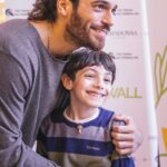 Can Yaman Instagram - Nella splendida location di Torre Giulia a Cerignola una sfilata di giovanissimi fan ha riempito i nostri cuori di gioia e allegria, grazie piccoli amici siamo qui per voi! Grazie ancora per il supporto a @primadonnacollectionofficial e @mercedesbenzitalia Evento in collaborazione con @policlinico.umberto1 di Roma @canyamanforchildren #breakthewalltour #breakthewalltour2023 #adolescenti #Puglia