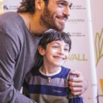 Can Yaman Instagram – Nella splendida location di Torre Giulia a Cerignola una sfilata di giovanissimi fan ha riempito i nostri cuori di gioia e allegria, grazie piccoli amici siamo qui per voi!

Grazie ancora per il supporto a  @primadonnacollectionofficial  e 
@mercedesbenzitalia

Evento in collaborazione con @policlinico.umberto1 di Roma 

@canyamanforchildren 
#breakthewalltour
#breakthewalltour2023
#adolescenti
#Puglia