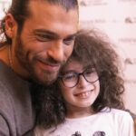 Can Yaman Instagram - Nella splendida location di Torre Giulia a Cerignola una sfilata di giovanissimi fan ha riempito i nostri cuori di gioia e allegria, grazie piccoli amici siamo qui per voi! Grazie ancora per il supporto a @primadonnacollectionofficial e @mercedesbenzitalia Evento in collaborazione con @policlinico.umberto1 di Roma @canyamanforchildren #breakthewalltour #breakthewalltour2023 #adolescenti #Puglia