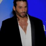 Can Yaman Instagram – Ringrazio la presidentessa Antonella Caramia e il direttore artistico Nicola Timpone per avermi conferito il “Marateale Award in winter”, nella suggestiva Sala della Promoteca in Campidoglio. Un premio che non è solo un riconoscimento alla mia carriera artistica ma volge grande attenzione all’impegno della “Can Yaman for Children”. Sono orgoglioso che il mio sogno di aiutare i bimbi in difficoltà, sia diventato un progetto concreto in grado di raggiungere sempre nuovi obiettivi. Vorrei dedicare questo premio a tutte le persone che lavorano costantemente con me a questo valoroso progetto. Rome, Italy