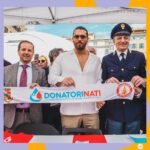 Can Yaman Instagram - “Ampio è il sentimento dell'altruismo ed immensamente grande l'aiuto che concretamente si può dare al prossimo diventando donatori. La Polizia di Stato da tempo promuove e sostiene un gesto così nobile e spesso indispensabile”. Queste le parole del Presidente Nazionale DonatoriNati Claudio Saltari: un inno alla vita. Oggi @canyaman in occasione del 171° anniversario della Fondazione della Polizia di Stato, insieme con il Capo Della Polizia Lamberto Giannini e il Ministro dell'Interno Matteo Piantedosi hanno ricordato ai cittadini l’importanza del donare. L’invito è rivolto soprattutto ai giovani, protagonisti di #breakthewalltour: sono loro il nostro futuro. Insieme per un mondo diverso e in ascolto, dove la possibilità di una vita migliore dipende anche dal nostro impegno. Evento in collaborazione con il @policlinico.umberto1 di Roma   Partner tecnici: @dolcegabbana @mercedesbenzitalia #canyaman #canyamanforchildren #amoregeneraamore #AnniversarioPolizia #essercisempre #donatorinati #failasceltagiusta @poliziadistato_officialpage