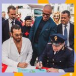 Can Yaman Instagram - “Ampio è il sentimento dell'altruismo ed immensamente grande l'aiuto che concretamente si può dare al prossimo diventando donatori. La Polizia di Stato da tempo promuove e sostiene un gesto così nobile e spesso indispensabile”. Queste le parole del Presidente Nazionale DonatoriNati Claudio Saltari: un inno alla vita. Oggi @canyaman in occasione del 171° anniversario della Fondazione della Polizia di Stato, insieme con il Capo Della Polizia Lamberto Giannini e il Ministro dell'Interno Matteo Piantedosi hanno ricordato ai cittadini l’importanza del donare. L’invito è rivolto soprattutto ai giovani, protagonisti di #breakthewalltour: sono loro il nostro futuro. Insieme per un mondo diverso e in ascolto, dove la possibilità di una vita migliore dipende anche dal nostro impegno. Evento in collaborazione con il @policlinico.umberto1 di Roma   Partner tecnici: @dolcegabbana @mercedesbenzitalia #canyaman #canyamanforchildren #amoregeneraamore #AnniversarioPolizia #essercisempre #donatorinati #failasceltagiusta @poliziadistato_officialpage