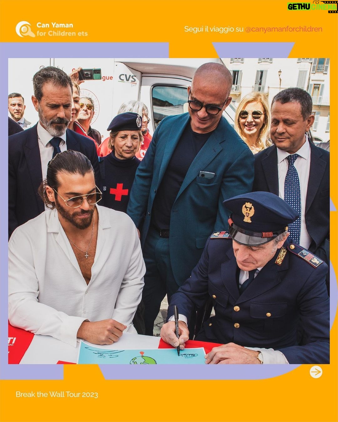 Can Yaman Instagram - “Ampio è il sentimento dell'altruismo ed immensamente grande l'aiuto che concretamente si può dare al prossimo diventando donatori. La Polizia di Stato da tempo promuove e sostiene un gesto così nobile e spesso indispensabile”. Queste le parole del Presidente Nazionale DonatoriNati Claudio Saltari: un inno alla vita. Oggi @canyaman in occasione del 171° anniversario della Fondazione della Polizia di Stato, insieme con il Capo Della Polizia Lamberto Giannini e il Ministro dell'Interno Matteo Piantedosi hanno ricordato ai cittadini l’importanza del donare. L’invito è rivolto soprattutto ai giovani, protagonisti di #breakthewalltour: sono loro il nostro futuro. Insieme per un mondo diverso e in ascolto, dove la possibilità di una vita migliore dipende anche dal nostro impegno. Evento in collaborazione con il @policlinico.umberto1 di Roma
Partner tecnici: @dolcegabbana @mercedesbenzitalia #canyaman #canyamanforchildren #amoregeneraamore #AnniversarioPolizia #essercisempre #donatorinati #failasceltagiusta @poliziadistato_officialpage