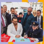 Can Yaman Instagram - “Ampio è il sentimento dell'altruismo ed immensamente grande l'aiuto che concretamente si può dare al prossimo diventando donatori. La Polizia di Stato da tempo promuove e sostiene un gesto così nobile e spesso indispensabile”. Queste le parole del Presidente Nazionale DonatoriNati Claudio Saltari: un inno alla vita. Oggi @canyaman in occasione del 171° anniversario della Fondazione della Polizia di Stato, insieme con il Capo Della Polizia Lamberto Giannini e il Ministro dell'Interno Matteo Piantedosi hanno ricordato ai cittadini l’importanza del donare. L’invito è rivolto soprattutto ai giovani, protagonisti di #breakthewalltour: sono loro il nostro futuro. Insieme per un mondo diverso e in ascolto, dove la possibilità di una vita migliore dipende anche dal nostro impegno. Evento in collaborazione con il @policlinico.umberto1 di Roma   Partner tecnici: @dolcegabbana @mercedesbenzitalia #canyaman #canyamanforchildren #amoregeneraamore #AnniversarioPolizia #essercisempre #donatorinati #failasceltagiusta @poliziadistato_officialpage