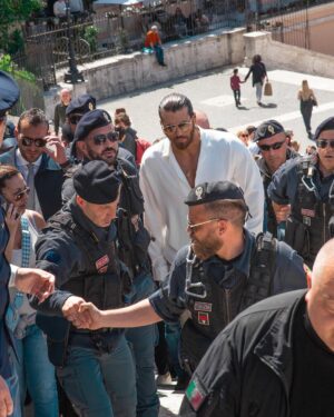 Can Yaman Instagram - Oggi sono orgoglioso di aver rinnovato la mia promessa di donazione per incitare i giovani a donare, un gesto importante per aiutarci tutti.
Ringrazio la Polizia di Stato per avermi dato questa occasione e in particolare il Ministro dell’Interno Matteo Piantedosi e il Capo della Polizia Lamberto Giannini, per l'affetto dimostrato.
Un grazie all'associazione #donatorinati e al suo presidente Claudio Saltari.

 #AnniversarioPolizia
 @poliziadistato_officialpage