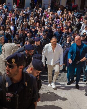 Can Yaman Instagram - Oggi sono orgoglioso di aver rinnovato la mia promessa di donazione per incitare i giovani a donare, un gesto importante per aiutarci tutti.
Ringrazio la Polizia di Stato per avermi dato questa occasione e in particolare il Ministro dell’Interno Matteo Piantedosi e il Capo della Polizia Lamberto Giannini, per l'affetto dimostrato.
Un grazie all'associazione #donatorinati e al suo presidente Claudio Saltari.

 #AnniversarioPolizia
 @poliziadistato_officialpage