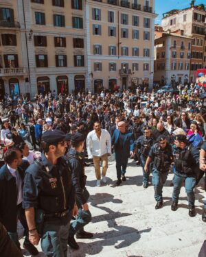Can Yaman Instagram - Oggi sono orgoglioso di aver rinnovato la mia promessa di donazione per incitare i giovani a donare, un gesto importante per aiutarci tutti.
Ringrazio la Polizia di Stato per avermi dato questa occasione e in particolare il Ministro dell’Interno Matteo Piantedosi e il Capo della Polizia Lamberto Giannini, per l'affetto dimostrato.
Un grazie all'associazione #donatorinati e al suo presidente Claudio Saltari.

 #AnniversarioPolizia
 @poliziadistato_officialpage