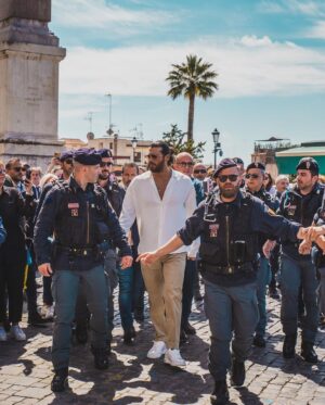 Can Yaman Instagram - Oggi sono orgoglioso di aver rinnovato la mia promessa di donazione per incitare i giovani a donare, un gesto importante per aiutarci tutti.
Ringrazio la Polizia di Stato per avermi dato questa occasione e in particolare il Ministro dell’Interno Matteo Piantedosi e il Capo della Polizia Lamberto Giannini, per l'affetto dimostrato.
Un grazie all'associazione #donatorinati e al suo presidente Claudio Saltari.

 #AnniversarioPolizia
 @poliziadistato_officialpage