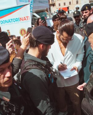 Can Yaman Instagram - Oggi sono orgoglioso di aver rinnovato la mia promessa di donazione per incitare i giovani a donare, un gesto importante per aiutarci tutti.
Ringrazio la Polizia di Stato per avermi dato questa occasione e in particolare il Ministro dell’Interno Matteo Piantedosi e il Capo della Polizia Lamberto Giannini, per l'affetto dimostrato.
Un grazie all'associazione #donatorinati e al suo presidente Claudio Saltari.

 #AnniversarioPolizia
 @poliziadistato_officialpage