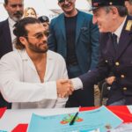 Can Yaman Instagram - Oggi sono orgoglioso di aver rinnovato la mia promessa di donazione per incitare i giovani a donare, un gesto importante per aiutarci tutti. Ringrazio la Polizia di Stato per avermi dato questa occasione e in particolare il Ministro dell’Interno Matteo Piantedosi e il Capo della Polizia Lamberto Giannini, per l'affetto dimostrato. Un grazie all'associazione #donatorinati e al suo presidente Claudio Saltari. #AnniversarioPolizia @poliziadistato_officialpage Piazza Di Spagna, Roma