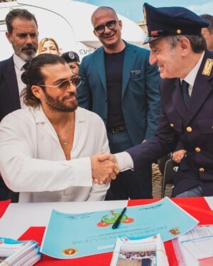 Can Yaman Instagram - Oggi sono orgoglioso di aver rinnovato la mia promessa di donazione per incitare i giovani a donare, un gesto importante per aiutarci tutti.
Ringrazio la Polizia di Stato per avermi dato questa occasione e in particolare il Ministro dell’Interno Matteo Piantedosi e il Capo della Polizia Lamberto Giannini, per l'affetto dimostrato.
Un grazie all'associazione #donatorinati e al suo presidente Claudio Saltari.

 #AnniversarioPolizia
 @poliziadistato_officialpage