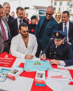 Can Yaman Instagram - Oggi sono orgoglioso di aver rinnovato la mia promessa di donazione per incitare i giovani a donare, un gesto importante per aiutarci tutti.
Ringrazio la Polizia di Stato per avermi dato questa occasione e in particolare il Ministro dell’Interno Matteo Piantedosi e il Capo della Polizia Lamberto Giannini, per l'affetto dimostrato.
Un grazie all'associazione #donatorinati e al suo presidente Claudio Saltari.

 #AnniversarioPolizia
 @poliziadistato_officialpage
